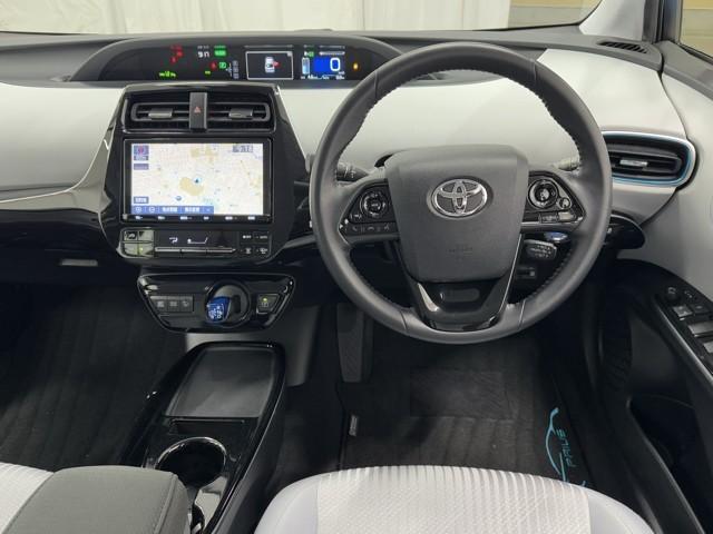 プリウス Ａ　衝突軽減ブレーキシステム　Ｂモニタ　記録簿有　ＬＥＤヘッド　クルーズコントロール　セキュリティー　スマートキー　パワーステアリング　Ｐシート　Ｉストップ　ドライブレコーダー　ＥＴＣ　１オーナー　ＳＲＳ（4枚目）