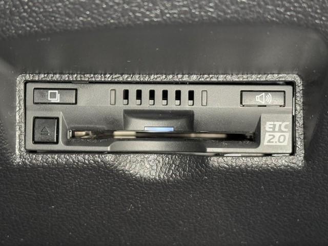 プリウス Ａ　衝突軽減ブレーキシステム　Ｂモニタ　記録簿有　ＬＥＤヘッド　クルーズコントロール　セキュリティー　スマートキー　パワーステアリング　Ｐシート　Ｉストップ　ドライブレコーダー　ＥＴＣ　１オーナー　ＳＲＳ（9枚目）