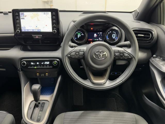 ヤリス ハイブリッドＺ　ＰＣＳ　整備記録簿　Ｂカメラ　アイドリングストップ車　ドラレコ付　ナビ付　ＬＥＤランプ　スマキー　ＥＴＣ付き　メディアプレイヤー接続　ＶＳＣ　パワステ　１オナ車　クルコン　カーテンエアバック　ＡＢＳ（4枚目）
