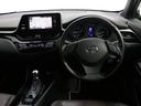 シックな色使いの運転席周りですね。すっきりとしたデザインで上品な色使いです。居心地の良い運転席、長く座ってられるリラックスできるデザインがいいですね。