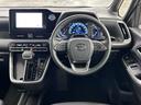 シックな色使いの運転席周りですね。すっきりとしたデザインで上品な色使いです。居心地の良い運転席、長く座ってられるリラックスできるデザインがいいですね。