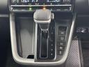 操作しやすいATシフトです。 シフトチェンジを気にしなくていいので運転だけに集中できますね。 自然と手に届くところにある、手になじむ形状のシフトノブがいいですね。