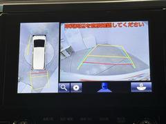 パノラミックビューモニターシステムが付いているので車の上から見た映像が確認できますよ。　一目で車両周辺の情報を確認できますが、直接安全をご確認下さい。 6