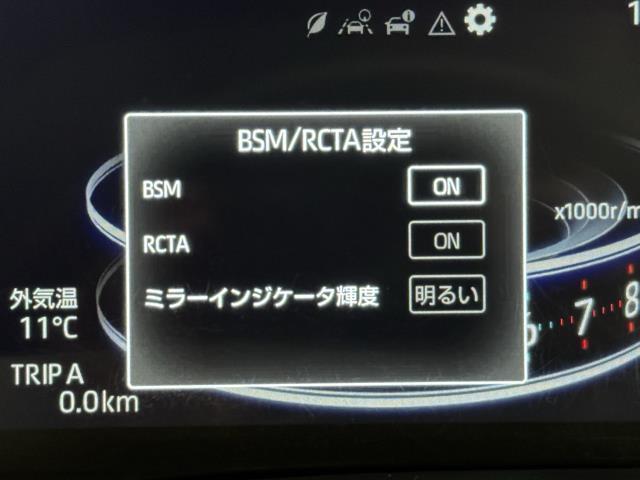 ブラインドスポットモニターはドラミラーの死角領域に入った車両の存在とその死角領域に急速に接近してくる車両の存在を運転者に提供する、補助的なシステムですよ。