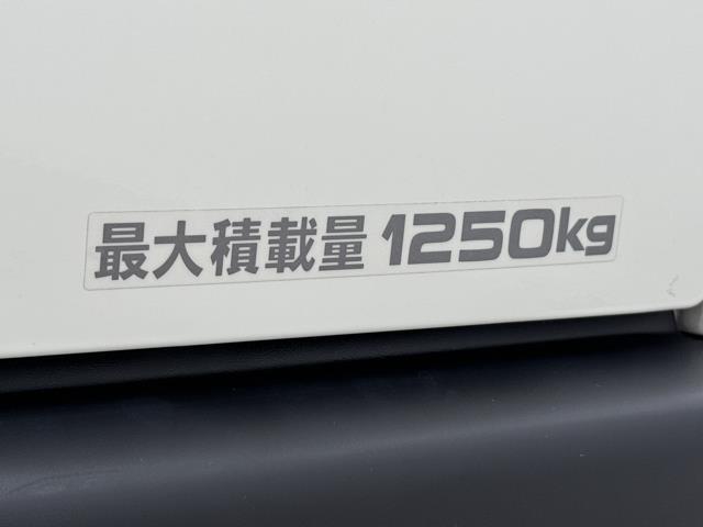 ロングＤＸ　踏み間違い防止　ナビテレビ　記録簿付　ＤＶＤ再生　シングルエアバッグ　前席パワーウィンドウ　横滑防止装置　キーレスエントリー　マニュアルエアコン　パワステ　メモリーナビ　ＡＢＳ　ワンセグテレビ(18枚目)