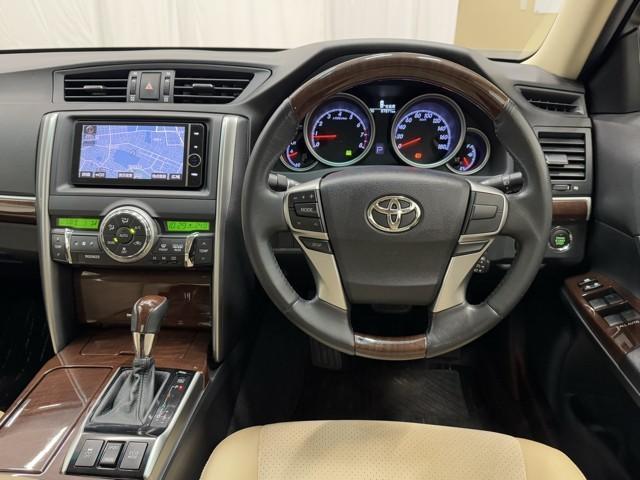 マークＸ プレミアム　車検整備付　ドライブレコーダー　Ｂｌｕｅｔｏｏｔｈ音楽　ミュージックプレイヤー接続可　ＥＳＣ　スマキー　エアコン　ＥＴＣ車載器　オートクルーズ　ＤＶＤ　パワーシート　キーフリー　ＡＢＳ　ＨＤＤナビ（7枚目）
