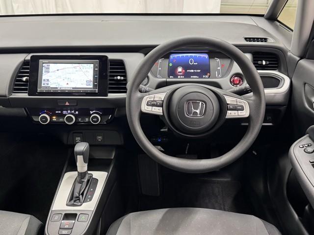 フィット ベーシック　衝突被害軽減ブレーキ　車検整備付　メモリナビ　衝突軽減　ＡＵＸ　１オーナー車　クリアランスソナー　ＶＳＡ　ＥＴＣ車載器　イモビライザー　キーレス　クルーズコントロール　ＢＴ接続　Ｂモニター　ナビ（7枚目）