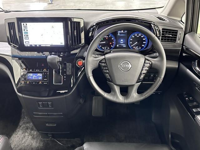 エルグランド ２５０ハイウェイスタープレミアムアーバンクロム　衝突被害軽減ブレーキ　後席モニター　全周囲カメラ　２．０ＥＴＣ　黒革シート　メモリーナビ　バックモニター　３列シート　ＬＥＤライト　インテリジェントキー　クリアランスソナー　両側パワースライドドア（7枚目）