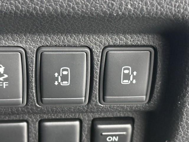 エルグランド ２５０ハイウェイスタープレミアムアーバンクロム　衝突被害軽減ブレーキ　後席モニター　全周囲カメラ　２．０ＥＴＣ　黒革シート　メモリーナビ　バックモニター　３列シート　ＬＥＤライト　インテリジェントキー　クリアランスソナー　両側パワースライドドア（16枚目）