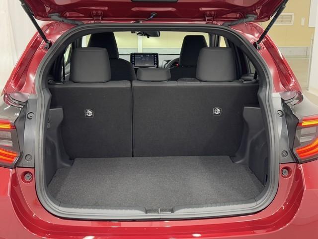 ヤリス ハイブリッドＺ　衝突被害軽減ブレーキ　車検整備付　全周囲カメラ　１００Ｖ　パーキングセンサー　整備記録簿　電格ミラー　ＢＴ接続　車線逸脱警報装置　地デジ　シートヒータ　Ｂカメラ　アイドリングストップ車　ＬＥＤランプ（19枚目）