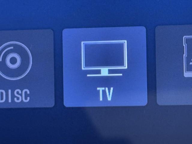 ＴＶが見れるチューナーを装備しています。　新しい車でも付いていないことで、ＴＶが見れない事も多々あるので要チェックです。