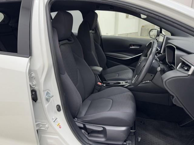 高めのヒップポイントのゆったりとしたシートです。　足腰に負担が掛かる乗り降りが楽になりますよ。　快適なドライブを楽しむ為にも長く座っていられるシートがいいですね。