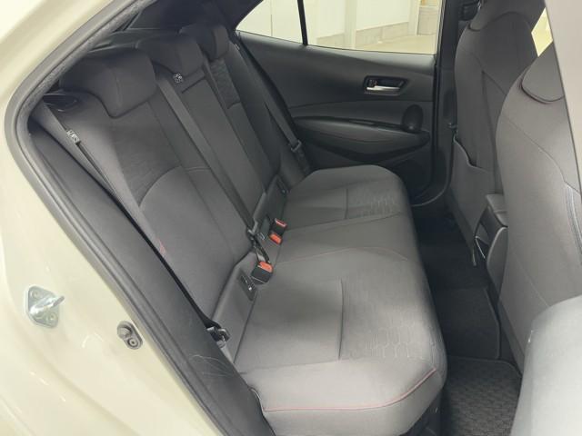 足元広々の座り心地良好、後席ですよ。　ドライビング中、長い間同じ体勢で居るのって大変ですよね。　長く座っているものだから、リラックスできるシートがいいですよね。