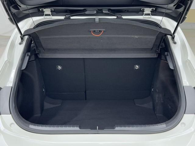 とても広々、大きな開口部の荷室スペースですね。　開口部広々だから、大きな荷物も楽々収納出来ちゃいますね。　荷物スペースは広いほうがいいですよね。