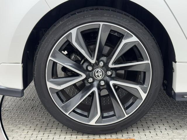 アルミホイールです。　路面に力を伝えるホイール部分は特に目立ちますよね。　ホイールひとつで車のイメージも大きく変わりますね。