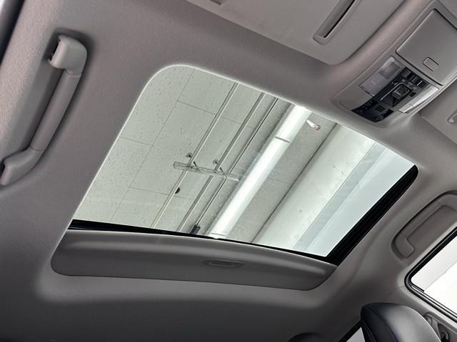 ランドクルーザープラド ＴＸ　Ｌパッケージ　マットブラックエディション　衝突被害軽減ブレーキ　車検整備付　サンルーフ　３６０度カメラ　２．０ＥＴＣ　ドラレコ付き　３列シート　Ｂｌｕｅｔｏｏｔｈオーディオ　ミュージックプレイヤー接続可　４ＷＤ　オートクルーズ　エアシート（17枚目）