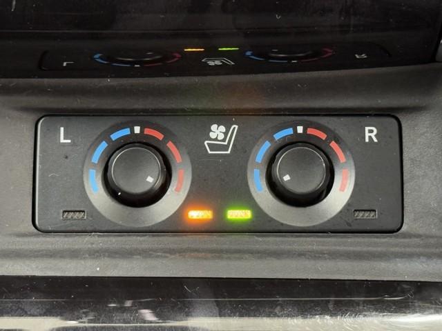 ヴェルファイアハイブリッド ＺＲ　衝突被害軽減ブレーキ　後席モニター　パワーバックドア　両側パワースライドドア　ＥＴＣ２．０　メモリーナビ　ＡＷＤ　ドライブレコーダー　ＢＬＵＥＴＯＯＴＨ　三列シート　１００Ｖ充電　アイドリングストップ（19枚目）