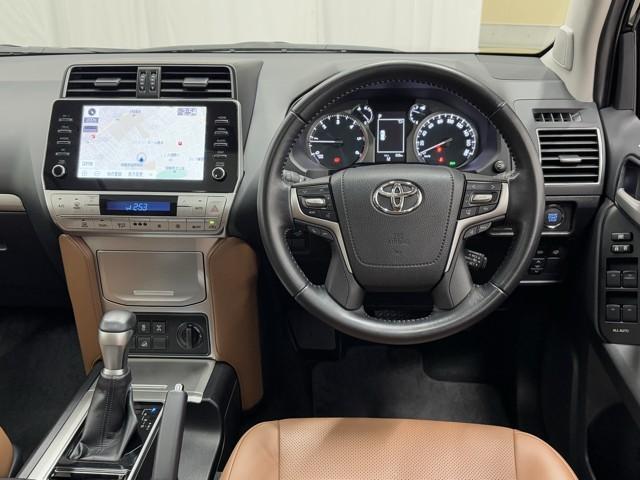 ランドクルーザープラド TX Lパッケージ 70thアニバーサリーリミテッド パートタイム4WD メディアプレイヤー接続 LEDランプ ナビ付 Bカメラ サンル-フ 記録簿 メモリーナビ オートエアコン 革シート スマートキー ドラレコ ETC キーレス クルーズコントロール(7枚目)