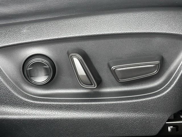 クラウンクロスオーバー ＲＳアドバンスド　衝突被害軽減ブレーキ　サンル－フ　本革エアシート　ＥＴＣ２．０　Ｂｌｕｅｔｏｏｔｈオーディオ　ミュージックプレイヤー接続可　ＬＥＤ　オートクルーズコントロール　前後ドライブレコーダー　４ＷＤ　ＡＢＳ（18枚目）