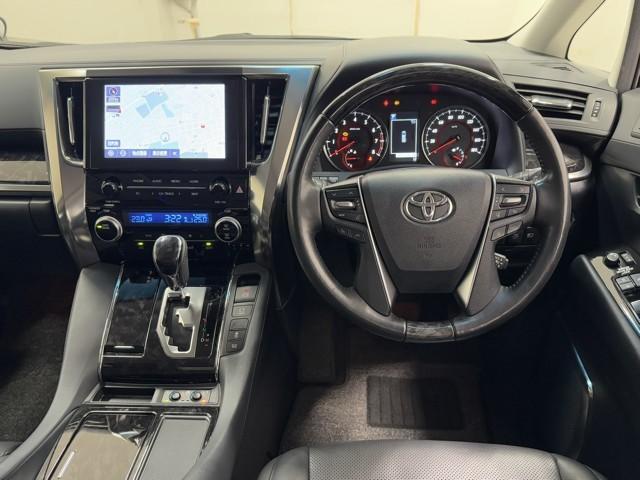 アルファード ２．５Ｓ　Ｃパッケージ　衝突被害軽減ブレーキ　パワーバックドア　両側パワースライドドア　Ｂｌｕｅｔｏｏｔｈオーディオ　メディアプレイヤー接続　３列　ＡＣ１００Ｖ電源　ＥＴＣ車載器　ＬＥＤヘッドライト　スマートキー　ＡＢＳ（7枚目）