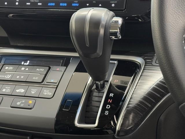 ステップワゴンスパーダ スパーダ・クールスピリット　両電動スライドドア　追突軽減ブレーキ　スマキー　Ｂカメ　ミュージックプレイヤー接続可　Ｗエアコン　フルセグテレビ　盗難防止システム　サイドエアバック　アルミ　ナビＴＶ　アクティブクルーズコントロール（12枚目）