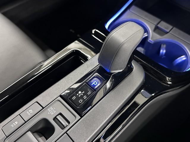 プリウス Ｚ　衝突被害軽減ブレーキ　モデリスタエアロ　４ＷＤ車　車検整備付　ＥＴＣ２．０　パノラマルーフ　ＡＣ１００Ｖ　Ｂｌｕｅｔｏｏｔｈオーディオ　ミュージックプレイヤー接続可　ＬＥＤヘッドライト　全周囲カメラ（13枚目）