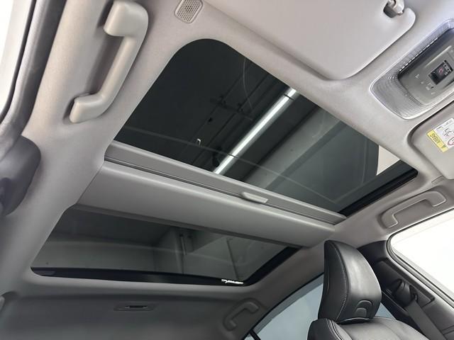 プリウス Ｚ　衝突被害軽減ブレーキ　モデリスタエアロ　４ＷＤ車　車検整備付　ＥＴＣ２．０　パノラマルーフ　ＡＣ１００Ｖ　Ｂｌｕｅｔｏｏｔｈオーディオ　ミュージックプレイヤー接続可　ＬＥＤヘッドライト　全周囲カメラ（18枚目）