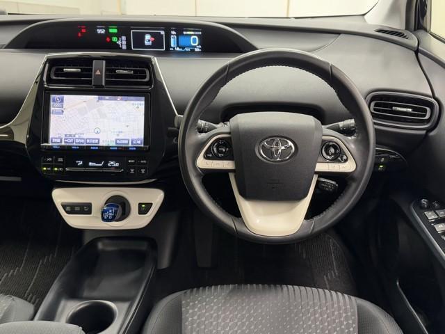 プリウス Sセーフティプラス 衝突回避システム Bモニター ドラレコ付き 定期点検記録簿 LEDライト クルコン ETC装備 スマートKEY ナビTV イモビライザー 横滑り防止機能 PW カーテンエアバッグ キーレスエントリー(6枚目)