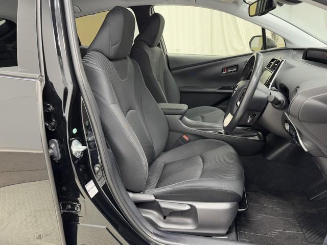 プリウス Sセーフティプラス 衝突回避システム Bモニター ドラレコ付き 定期点検記録簿 LEDライト クルコン ETC装備 スマートKEY ナビTV イモビライザー 横滑り防止機能 PW カーテンエアバッグ キーレスエントリー(17枚目)