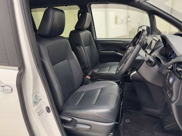 エスクァイア ハイブリッドGi Rカメラ AAC ナビ&TV リアエアコン 記録簿付き 地デジ アイドルストップ クルーズコントロール LEDライト キーレスエントリー スマートキー付 DVD再生可 エアバック 横滑防止装置 ETC(17枚目)