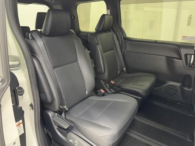 エスクァイア ハイブリッドGi Rカメラ AAC ナビ&TV リアエアコン 記録簿付き 地デジ アイドルストップ クルーズコントロール LEDライト キーレスエントリー スマートキー付 DVD再生可 エアバック 横滑防止装置 ETC(18枚目)