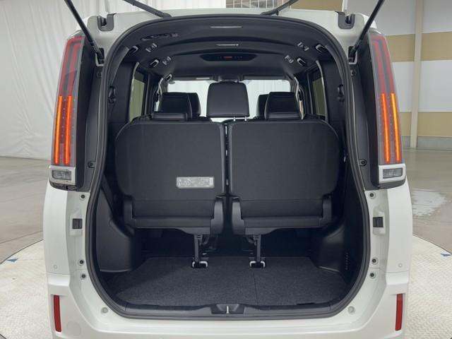 エスクァイア ハイブリッドGi Rカメラ AAC ナビ&TV リアエアコン 記録簿付き 地デジ アイドルストップ クルーズコントロール LEDライト キーレスエントリー スマートキー付 DVD再生可 エアバック 横滑防止装置 ETC(19枚目)