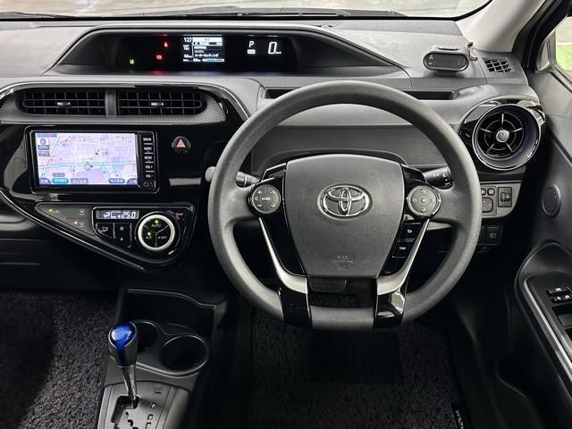 アクア S 衝突被害軽減ブレーキ メモリーナビ Bカメラ ワンオーナー車 格納ミラー 車線逸脱警報システム スマートキープッシュスタート ATハイビーム キーレスエントリ オートライト イモビ ナビ&TV ETC(6枚目)