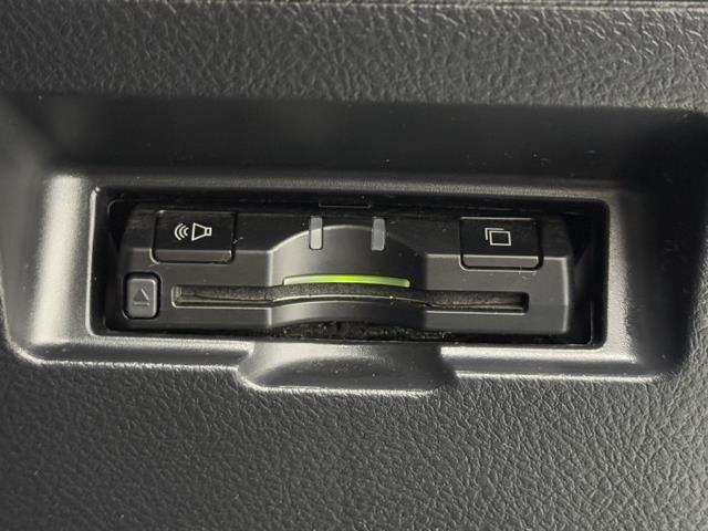 ヴィッツ Ｆ　アイドリングストップ車　ＡＷ　パワーウィンドウ　エアコン　エアバック　パワステ　Ｗエアバック　ＥＴＣ　整備記録簿　ワンセグＴＶ　横滑り防止装置　ＡＢＳ　ＡＵＸ　ナビ・ＴＶ　メモリーナビ（8枚目）