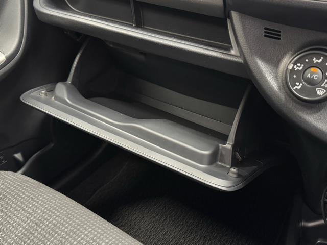 ヴィッツ Ｆ　アイドリングストップ車　ＡＷ　パワーウィンドウ　エアコン　エアバック　パワステ　Ｗエアバック　ＥＴＣ　整備記録簿　ワンセグＴＶ　横滑り防止装置　ＡＢＳ　ＡＵＸ　ナビ・ＴＶ　メモリーナビ（12枚目）