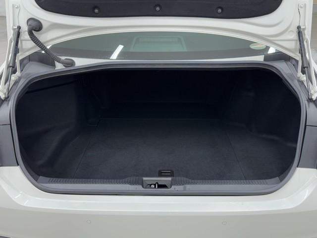 クラウンハイブリッド ＲＳ　ＬＥＤヘッドライト　クルコン　スマートエントリー　セキュリティーアラーム　Ｂカメラ　カーテンエアバッグ　定期点検記録簿　横滑り防止　ＥＴＣ　ＴＶナビ　アルミ　ＡＵＸ　メモリーナビ　ＡＢＳ　ＰＷ　ＡＡＣ（18枚目）