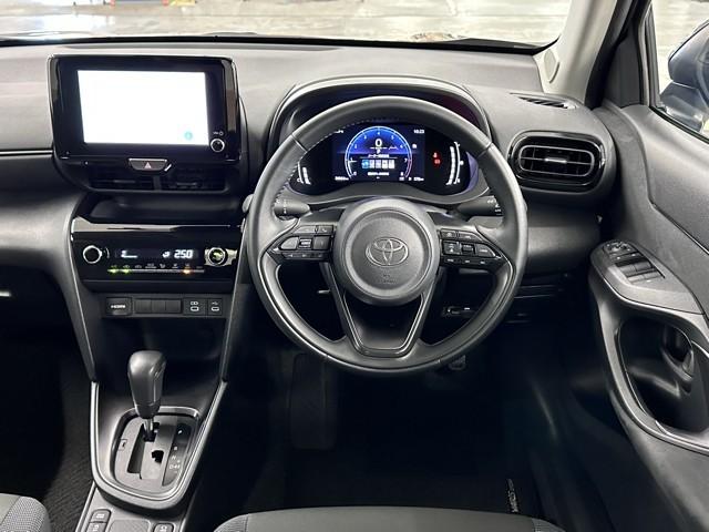 ヤリスクロス Ｇ　ＥＴＣ装備　リヤカメラ　点検記録簿　スマートエントリー　イモビライザー　オートエアコン　アルミホイール　キーレス　パワーウィンドウ　クルコン　ＡＢＳ　ドライブレコーダー　エアバッグ　パワーステアリング（4枚目）