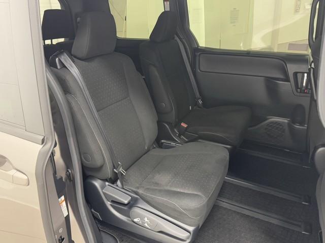 ノア ハイブリッドG AC100V電源 Rカメラ スマートキー&プッシュスタート LEDへッドライト 地デジ イモビライザー 記録簿有 Wエアコン パワーウインドウ アルミ クルコン エアバッグ 横滑り防止 DVD再生機能(17枚目)