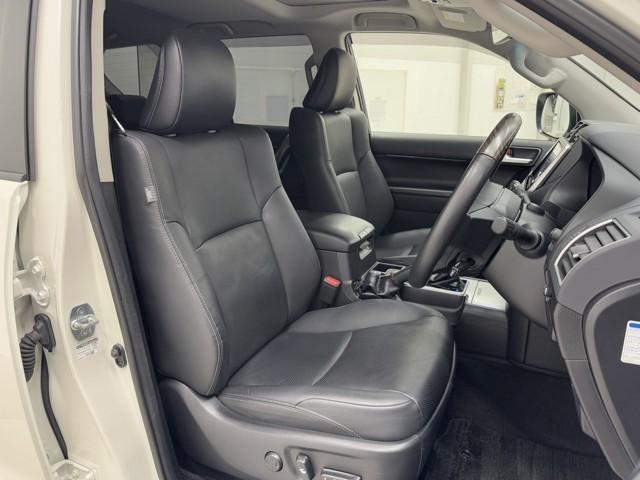 ランドクルーザープラド TX Lパッケージ マットブラックエディション アルミ 寒冷地仕様車 ABS ETC車載器 電動シート 盗難防止装置 メモリーナビ キーレス LEDヘッドランプ レザー クルコン パノラマルーフ スマートエントリー Bカメラ エアコン 記録簿(16枚目)