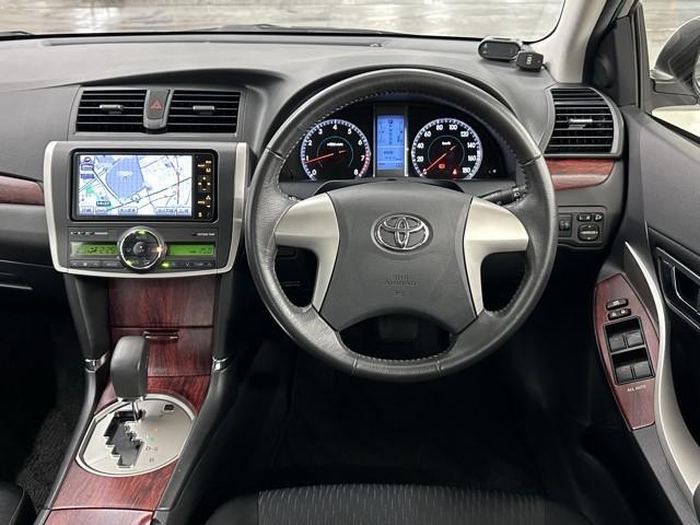 シックな色使いの運転席周りですね。すっきりとしたデザインで上品な色使いです。居心地の良い運転席、長く座ってられるリラックスできるデザインがいいですね。