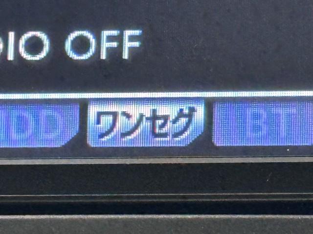 ワンセグ対応、チューナー付なのでＴＶが見れます。　比較的、新しいナビでも付いてなくてＴＶが見れない車が結構あるので重要なポイントですよ。