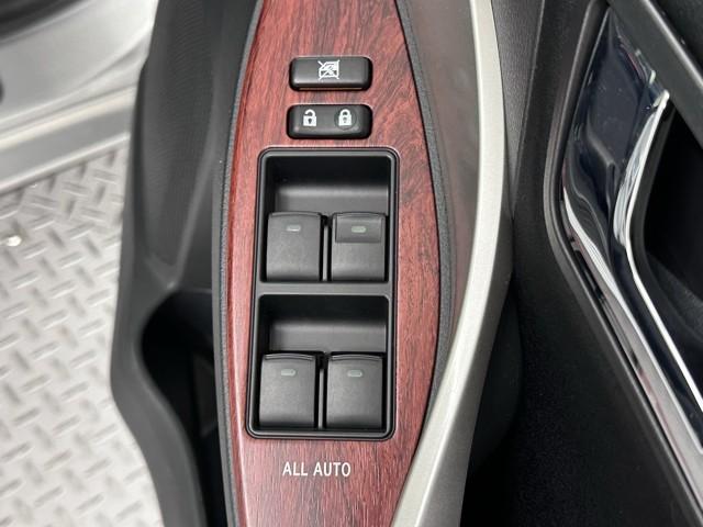 パワーウィンドウのスイッチですよ。　運転席に居ながら窓を開け閉めのコントロールできますよ。　ロック機能で、子供がイタズラして窓を開けるという事も無くなりますよ。