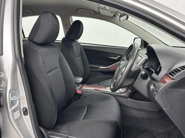 シンプルながら座り心地の良いシートです。　ホールド感も良いので長いドライビングでも疲れにくいんです。