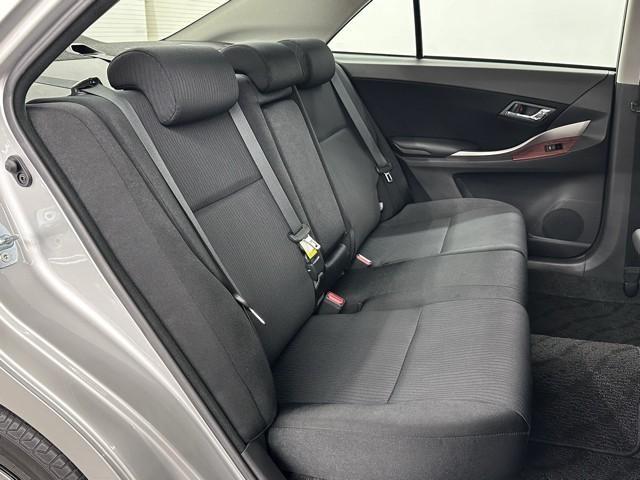 足元広々の座り心地良好、後席ですよ。　ドライビング中、長い間同じ体勢で居るのって大変ですよね。　長く座っているものだから、リラックスできるシートがいいですよね。