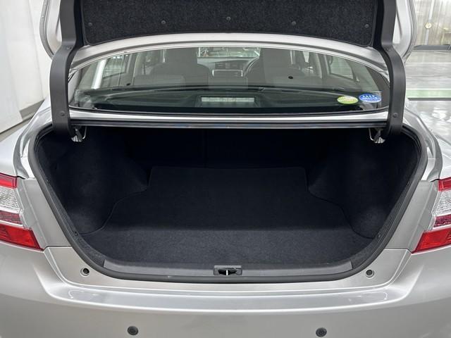 とても広々、大きな開口部の荷室スペースですね。　開口部広々だから、大きな荷物も楽々収納出来ちゃいますね。　荷物スペースは広いほうがいいですよね。