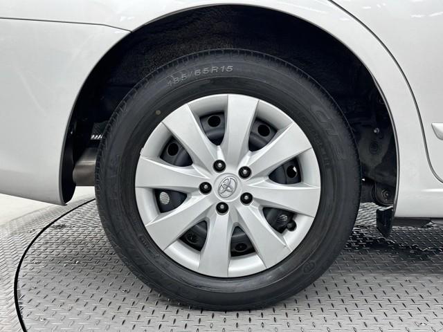 ホイールキャップ付です。　ホイールの上にカバーを付けています。　デザインの事も考えられていますが、空力のことも考えられているんですよ。