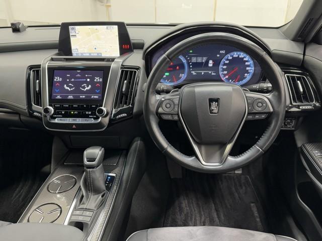 クラウンハイブリッド RSアドバンス Four バックモニター 衝突軽減 横滑防止装置 寒冷地仕様 フルセグテレビ エアコン LEDライト ナビ&TV オートクルーズ ドライブレコーダー スマートキー 電動シート キーレス サイドエアバッグ DVD(4枚目)