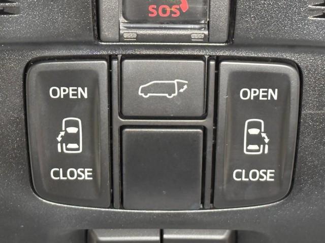 パワースライドドア装備でドアの開閉もスイッチ一つでワンタッチです。　坂道では大人でも重くなる事があるので老若男女問わず人気の装備ですよ。