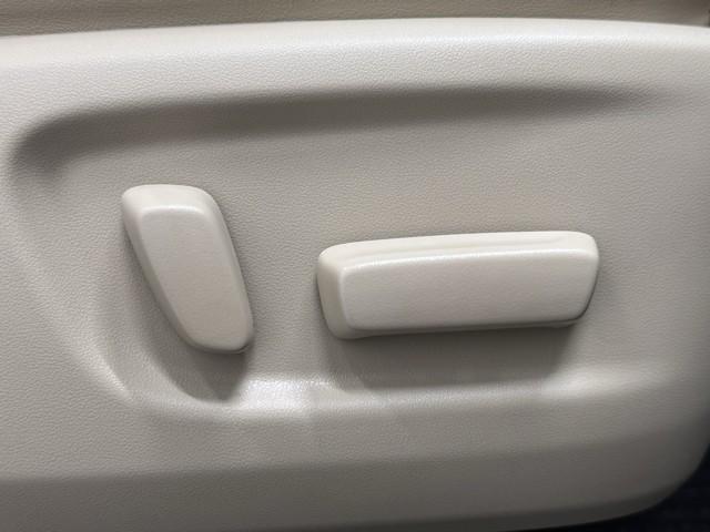 電動パワーシートです。　高級車によく付いてますね。　ポジションを細かく調整、出来るので長時間の運転もリラックスして出来ちゃいますね。