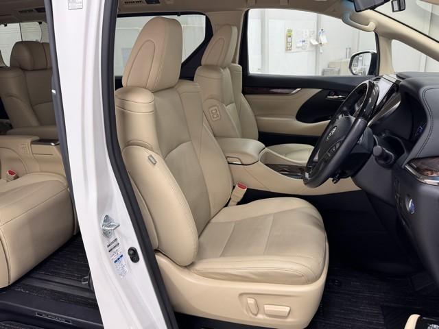 シンプルながら座り心地の良いシートです。　ホールド感も良いので長いドライビングでも疲れにくいんです。